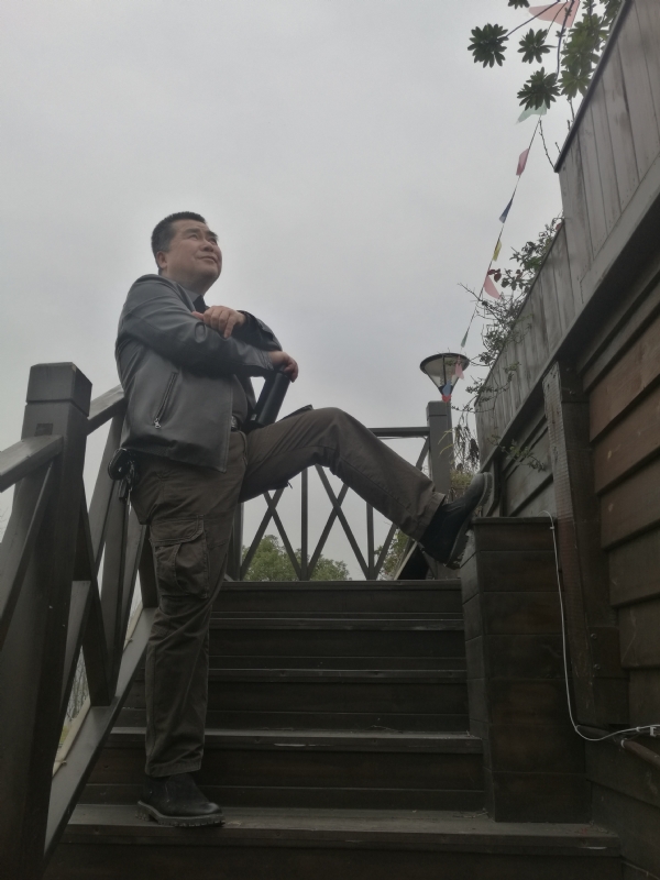 孤单背影的第一张照片--湖南闪婚服务中心