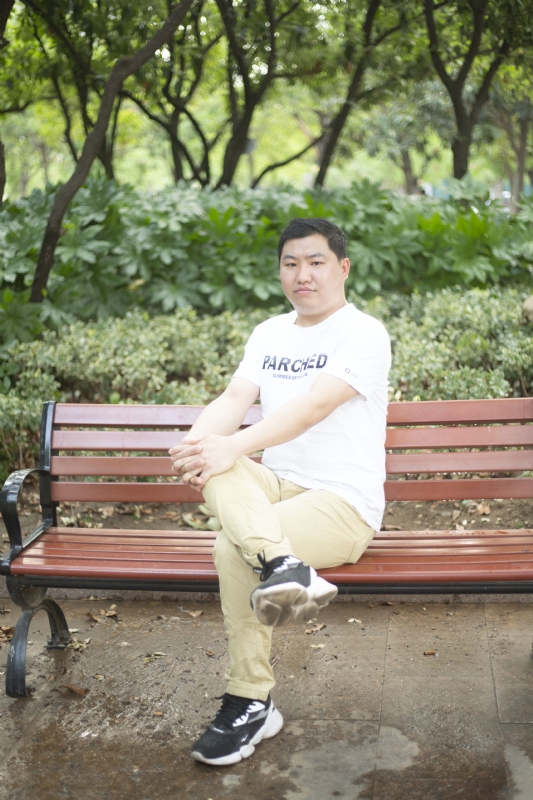 抱着鱼睡觉的猫的第一张照片--湖南闪婚服务中心